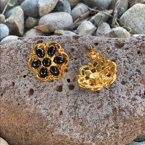 Vintage Signed TRIFARI CROWN Cabochon Onyx Clipons